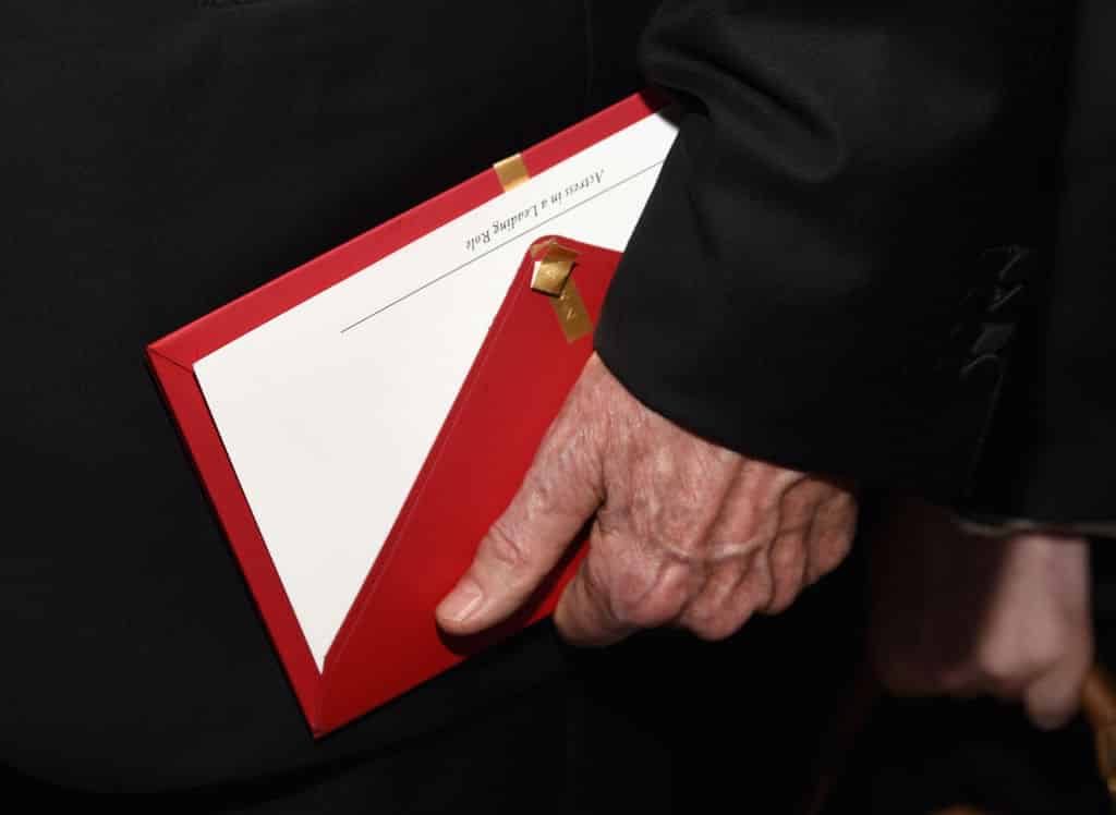 Warren Beatty hält den falschen Umschlag in der Hand